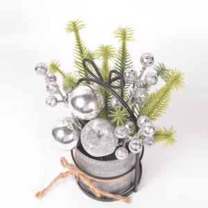 Mini Weihnachtsbaum Topfpflanze Desktop Ornament mit künstlichen Tannenzweigen und Silberbeeren.