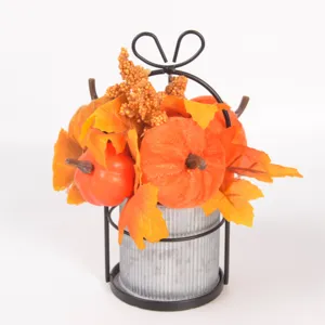 Decoración de otoño con calabaza y hoja de arce artificial en maceta de metal para mesa