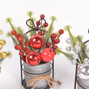 Weihnachten Topfpflanze Detail mit Tannenzweigen und roten Beeren im Metalltopf.