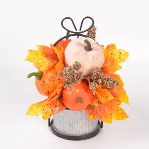 Primer plano detalle de la decoración de cosecha de otoño con calabazas y hojas en un cubo.