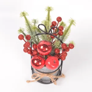 Weihnachts Tisch Topf Pflanze Detail Ansicht, künstliche Tannenzweige rote Beeren Dekor.