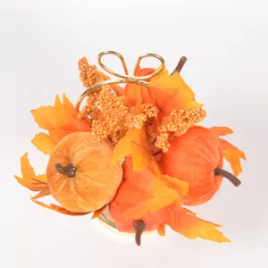 Vista de detalle en primer plano de la decoración de mesa con calabaza y hoja de otoño.