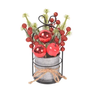Weihnachten galvanisierter Eimer Tisch Topfpflanze mit Tannenzweigen und roten Beeren.