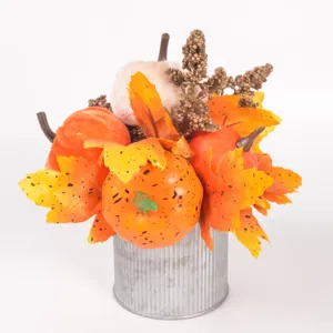 Hermosa decoración de centro de mesa de calabaza artificial y hoja de arce de otoño.