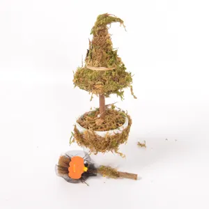 Detailansicht der Halloween Moos Hexenhut Topfpflanze mit Mini Besen Tischdeko.