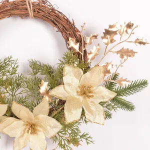 Primo piano dettagliato di una ghirlanda natalizia dorata con aghi di pino e fiori di Natale.
