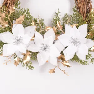 Ghirlanda di Natale artificiale con poinsettia bianca e foglie dorate per decoro muro