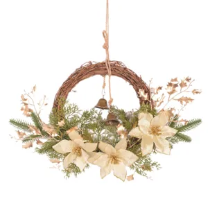 Ghirlanda decorativa di Natale con fiori dorati e rami di pino e campanelle pendenti