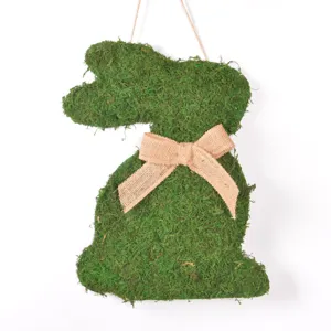 Decoración colgante de conejo de musgo de Pascua con lazo de yute, puerta principal y pared.