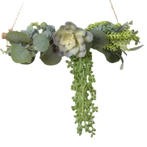 Planta suculenta artificial colgante decoración de pared con palo de madera y hojas verdes.