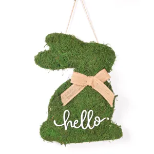 Detalle de cartel colgante conejo musgo Pascua, decoración conejo verde con lazo de yute.