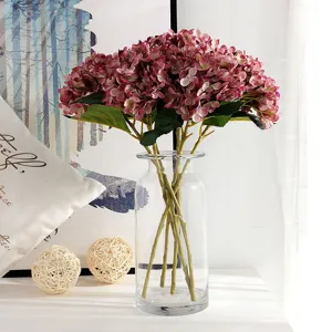 Bouquet di fiori di ortensia artificiali in vaso di vetro per decorare la casa.