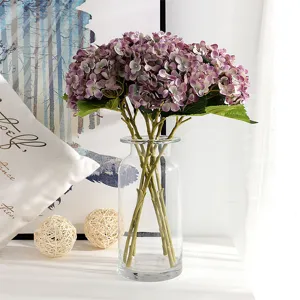 Bouquet di ortensie artificiali in vaso di vetro, decorazione floreale retrò per casa.