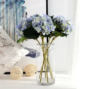 Mazzo di fiori di ortensia artificiali con vaso in vetro, decorazione floreale finta per matrimonio.