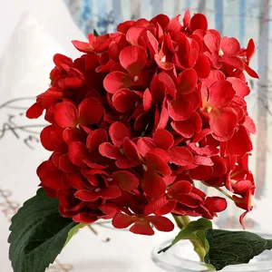Testa di fiore di ortensia rossa artificiale dettaglio simulazione retro decoro floreale nozze