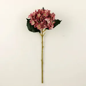 Vista dettagliata di un fiore di ortensia artificiale a stelo singolo con petali vintage.