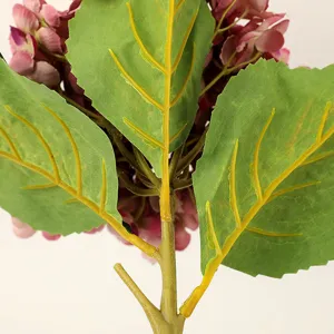 Primo piano dettagliato di foglie e steli di ortensia finta con venature ben visibili.
