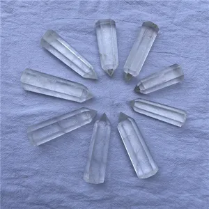 Cristal de roche quartz pointes hexagonales vue de détail, pierres de guérison.