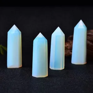 Vue détaillée des piliers hexagonaux en cristal d'opalite poli, parfaits pour la déco et l'énergie.