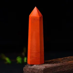 Roter Jaspis Einzelpunkt Kristallsaeule Energistein Saeule poliert Mineral Edelstein Detail.