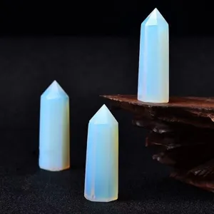 Vue détaillée de la colonne hexagonale en cristal d'opaline, prisme de gemme polie décor.