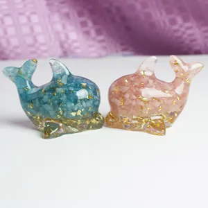 Detail d'ornement en pierre precieuse de dauphin de baleine en cristal de resine