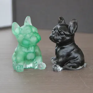 Detailansicht von Kristallharz Französische Bulldogge Figuren, kreative Heim- und Bürodekoration.