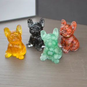 Nahaufnahme bunter Kristall-Kunstharz Französische Bulldogge Skulpturen für Deko.