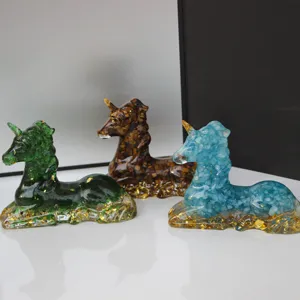 Detailansicht der Harz Kristall Edelstein Einhorn Figur mit glitzernden Goldfolien Elementen.