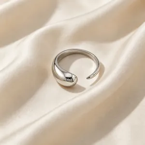 Bague ouverte goutte d'argent vue détaillée, finition polie, taille ajustable, bijou élégant.
