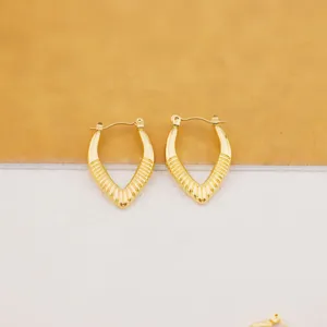 Orecchini a cerchio geometrici a V dorati scatto dettagliato, elegante accessorio di moda