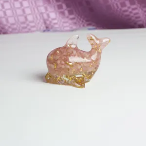Ornament dauphin en resine et cristal rose fait main avec des paillettes d'or deco.