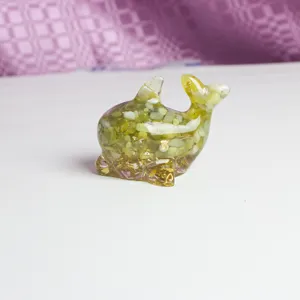 Figurine de dauphin en resine faite a la main remplie de cristaux pour la decoration.