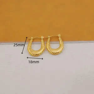 Eleganti orecchini a cerchio dorati a forma di U con design strutturato per ogni occasione.