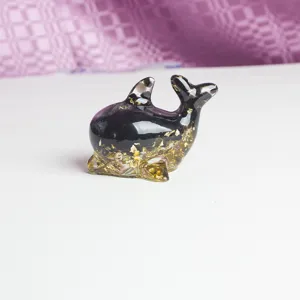 Figurine de dauphin en résine faite à la main avec des flocons de feuille d'or, cristal.