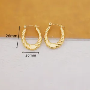 Primo piano dettagliato di orecchini a cerchio ovali dorati con altezza 26mm e larghezza 20mm.