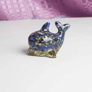 Figurine dauphin en resine faite a la main remplie de chips de lapis-lazuli et feuille d'or.