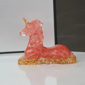 Handgefertigte Harz Einhorn Figur mit rosa Kristallsplittern und goldenen Folienflocken.