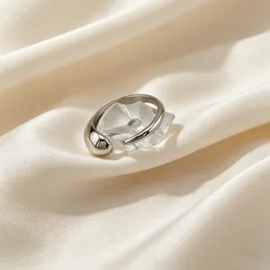 Bague ouverte goutte argentée finition polie, bijoux minimalistes chics pour femmes.