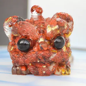 Gros plan de la figurine de danse du lion en résine de cristal rouge, décoration d'art traditionnel.