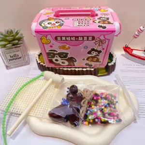 Set de juguetes creativos DIY de martillo de frijol con caja de almacenamiento rosa y accesorios.