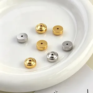 Pendientes redondos de acero inoxidable accesorios DIY en plata y oro vista detallada.
