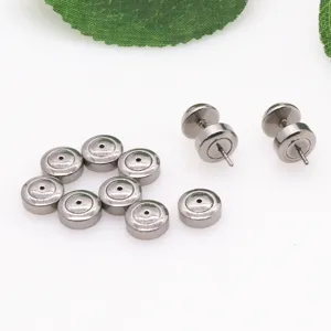 Parte trasera de pendiente redonda de acero inoxidable 8mm pulida con anillo de goma detalle.