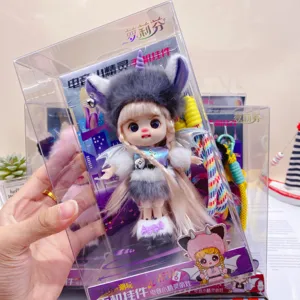 Vista detallada del tierno llavero de muñeca de vinilo con articulaciones móviles para teléfono.