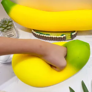 Süßes 40cm großes Bananen Squishy Spielzeug Detail, weich für Anti-Stress und Entspannung.