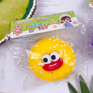 Lindo juguete antiestrés amarillo con ojos grandes y boca divertida, juguete suave para apretar.