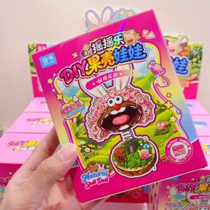 Vista detallada del empaque de la caja ciega de muñeca con cáscara de nuez DIY.