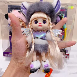 Primer plano del colgante de muñeca de vinilo articulado con gorro y trenzas bonitas.