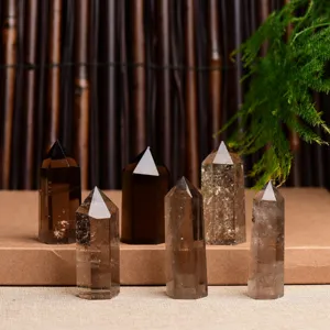 Gros plan de baguette en cristal de quartz fumé naturel, pierres polies à six prismes déco.