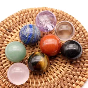 Esferas de piedras preciosas de cristal natural surtidas en bandeja tejida, bolas decorativas.
